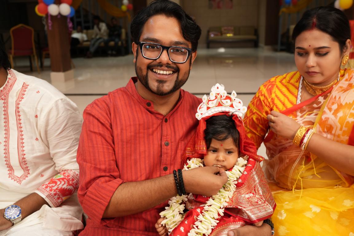 Happy family moments from baby’s annaprasan ceremony in Kolkata by Santanuz Gallery.