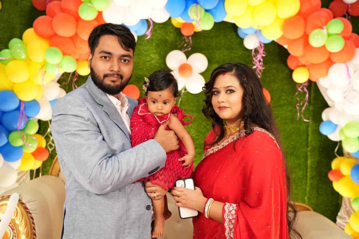 Baby annaprasan photo in traditional attire captured in Kolkata by Santanuz Gallery.