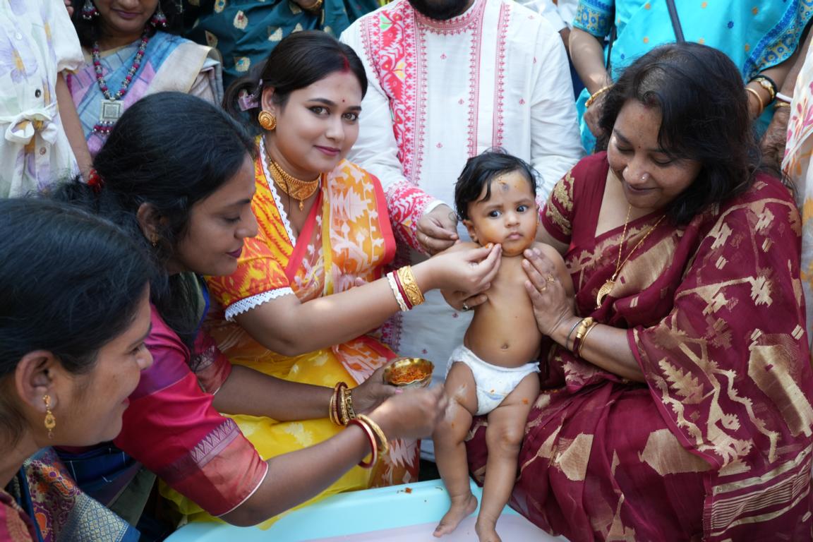 Candid moments from baby’s first rice ceremony in Kolkata by Santanuz Gallery.