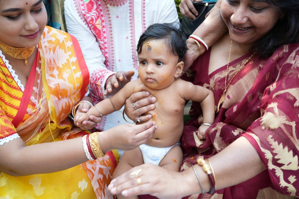 Baby annaprasan photo with parents in Kolkata by Santanuz Gallery.