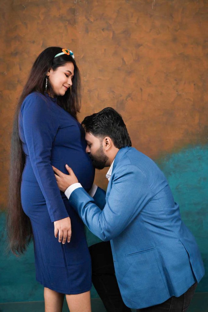 Elegant maternity outfit style — maternity photography in Kolkata by Santanuz Gallery.