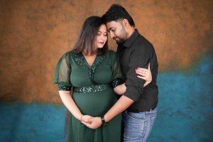 Beautiful pregnancy bump pose — maternity photography in Kolkata by Santanuz Gallery.