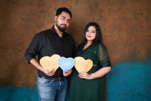 Motherhood glow captured — maternity photography in Kolkata by Santanuz Gallery.