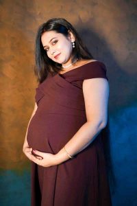 Maternity photography in Kolkata by Santanuz Gallery — elegant gown photo.
