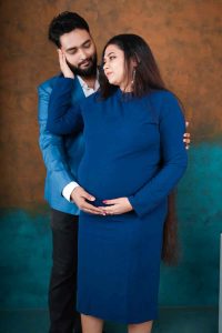 Maternity photography in Kolkata by Santanuz Gallery — smiling expecting mother.