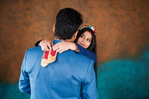 Joyful pregnancy shoot — maternity photography in Kolkata by Santanuz Gallery.