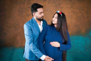Elegant mom-to-be portraits — maternity photography in Kolkata by Santanuz Gallery.