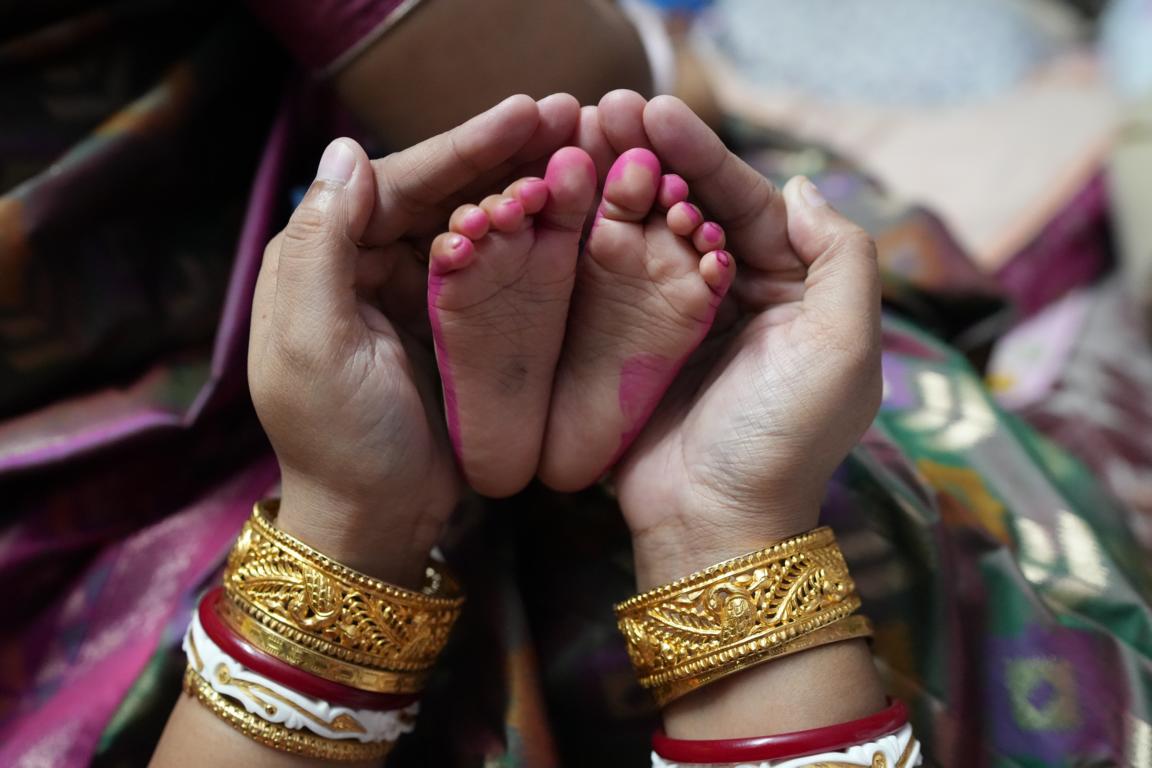 Beautiful annaprasan family moments captured in Kolkata by Santanuz Gallery.