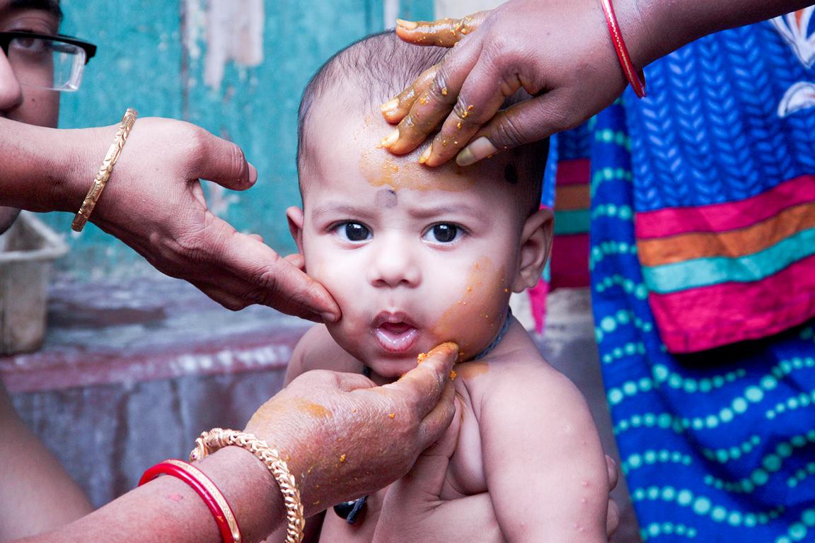 Beautiful annaprasan family moments captured in Kolkata by Santanuz Gallery.