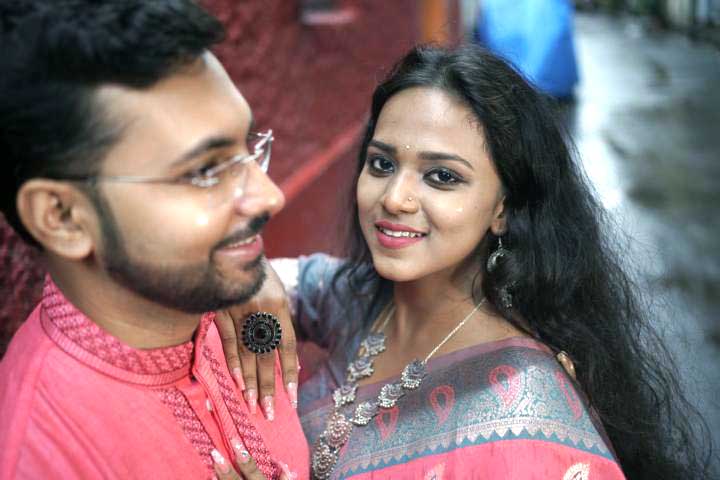 Romantic couple pose during pre-wedding photoshoot in Kolkata