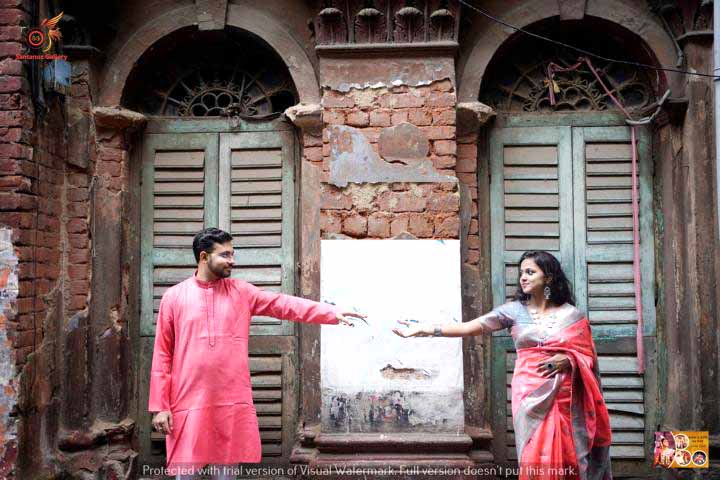 Candid pre-wedding couple shoot in Kolkata by Santanuz Gallery