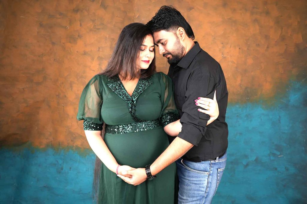Dimpu & Rahul's outdoor maternity photoshoot in Kolkata