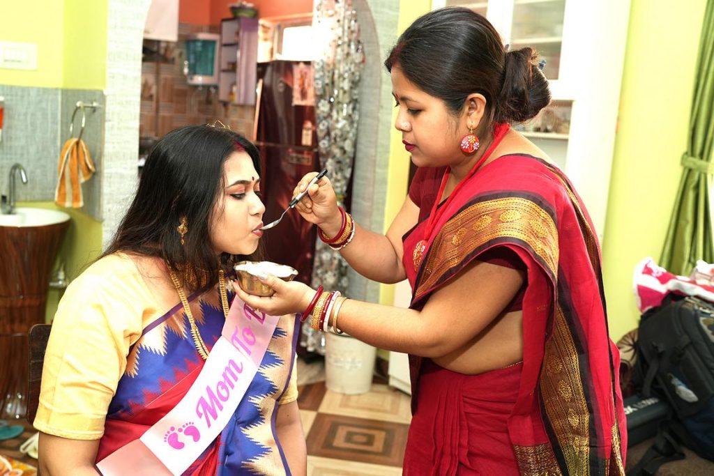 Intimate indoor Sadh Bhakshan photoshoot at home in Kolkata
