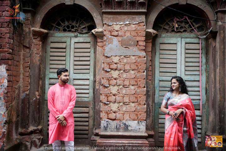 Couple posing during pre wedding photoshoot in Kolkata