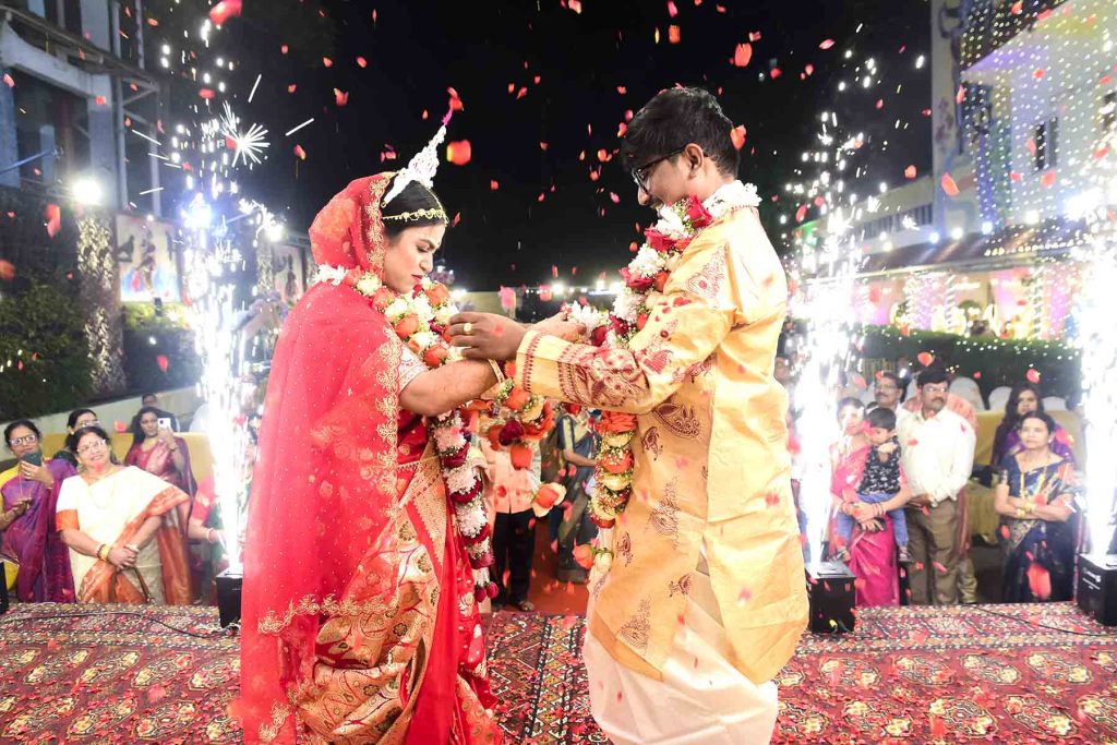 Traditional Bengali wedding ritual moment of bride and groom captured by Santanuz Gallery Kolkata